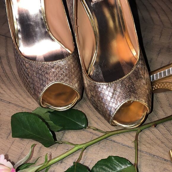 Badgley Mischika’ Humbee Gold Sparkle ✨ Open Toe Pump Snakeskin Look Leather - Picture 9 of 17